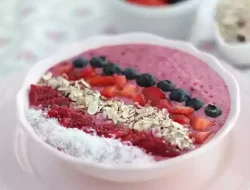 Berry Smoothie Bowl: Aussie Recipe Video!