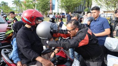 Kapolda Kepri Bareng HDCI Bagi-bagi Helm dan Takjil di Jalan