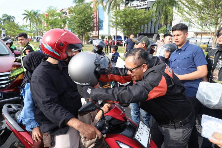 Kapolda Kepri Bagi Takjil