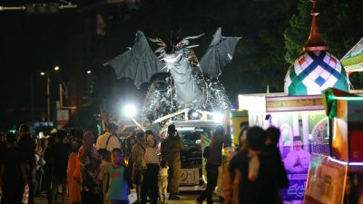 Pawai Takbir Batam Meriah: Replika Naga-Masjid Megah Hiasi Jalanan