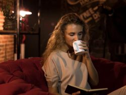 Orang yang Butuh Teh atau Kopi untuk Rileks Malam Ini Punya 7 Ciri Kepribadian Ini, Kata Psikologi