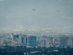 Polusi Udara Bandung Terburuk di RI, Kategori Tidak Sehat Pagi Ini