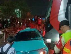 Detik-detik Taksi Listrik Hijau Tertabrak KRL di Bekasi Timur, Kendaraan Tampak Tersangkut