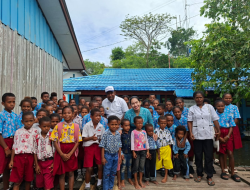Bupati Jayapura Yunus Wonda Kunjungi Sekolah Kampung Kensio dan Beri Bantuan Reabilitasi