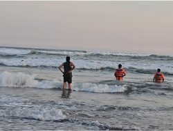 Berani Bermain Selancar, Dua Wisatawan Terseret Arus di Pantai Parangtritis
