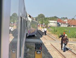 KA Argo Bromo Anggrek tabrakan dengan KRL di Bekasi, 7 orang tewas dan 3 korban terjebak
