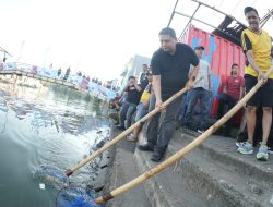 Datang Naik Sepeda, Munafri Kunjungi Ketua RT/RW Saat Jumat Bersih di Bontobiraeng