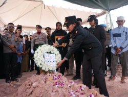Penghormatan Terakhir Polda Kepri untuk Ipda Supriadi di TPU Sei Temiang
