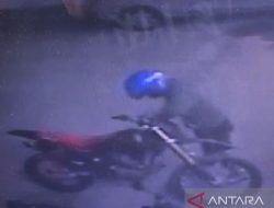 Pencuri 4 Motor di Dealer Tanjung Bintang Terekam CCTV