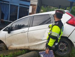 Pengendara Motor Terkapar Usai Tabrak Jendela Rumah Warga di Rawasari Ujung