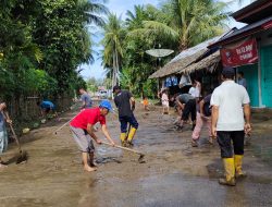 Banjir Pekkabata Surut, Warga Gotong Royong Bersihkan Lumpur