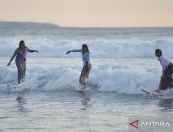 Peselancar Tuna Rungu Mengguncang Ombak Pantai Kuta di Kartini Go Surf 2026