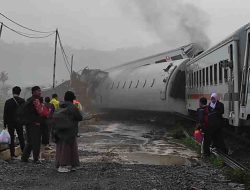 Daftar 9 perjalanan KA Daop 6 yang dibatalkan hari ini akibat kecelakaan di Bekasi Timur