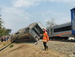 Update Kecelakaan KRL vs KA Argo Bromo di Bekasi Timur, 29 Korban Dievakuasi, 4 Tewas