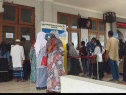 Warga Bireuen Memadati Kantor Disdukcapil