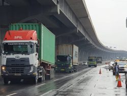 Polisi aniaya sopir truk, rampas uang dan pukul petugas tol Jakarta-Merak