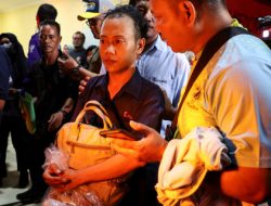 Pelukan Dingin di Balik Tragedi Kereta Aji