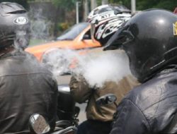Karena rokok, saldo ATM pengendara motor langsung habis
