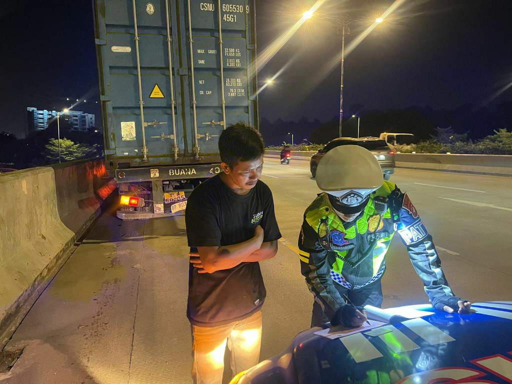 Truk Trailer di Batam