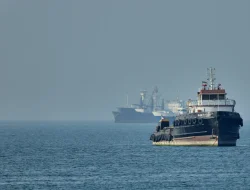 Militer AS Baku Tembak dengan Iran, 6 Kapal Tenggelam di Selat Hormuz
