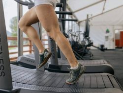 Lari Aspal vs. Treadmill: Dampak Tubuh yang Berbeda