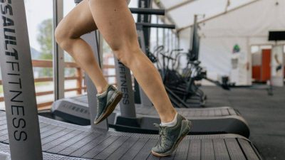 Lari Aspal vs. Treadmill: Dampak Tubuh yang Berbeda
