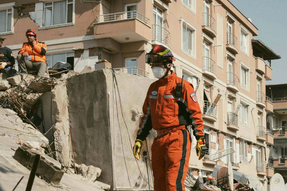 How Natural Brakes Make Oceanic Earthquakes Predictable