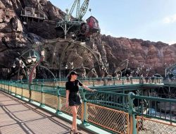 Angel Karamoy Bergaya Monokrom di Disney Sea