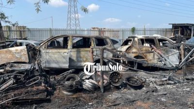 Kebakaran Gudang Sparepart Mobil Plumbon: Rugikan Rp400 Juta