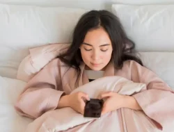 8 Ciri Psikologis Orang yang Langsung Cek Ponsel Saat Bangun Tidur