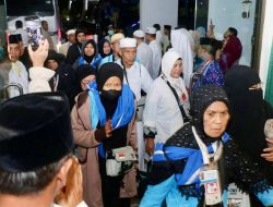 Kloter 1 Debarkasi Batam Tiba di Tanah Air, Isak Tangis Haru Warnai Penyambutan