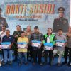 ​Polda Kepri Bagikan 500 Sembako ke Warga Saat Nobar Piala Dunia di Sei Beduk