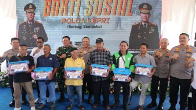 ​Polda Kepri Bagikan 500 Sembako ke Warga Saat Nobar Piala Dunia di Sei Beduk