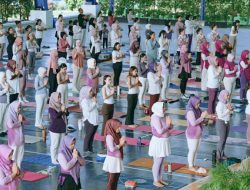 HARRIS Batam Center dan HARRIS Resort Waterfront Sukses Gelar Yoga, Ratusan Peserta Berbaju Pink-Ungu Padati UIB