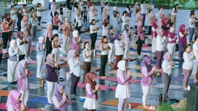 HARRIS Batam Center dan HARRIS Resort Waterfront Sukses Gelar Yoga, Ratusan Peserta Berbaju Pink-Ungu Padati UIB
