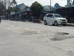 Keluhkan rusaknya sejumlah ruas jalan di pusat kota Wamena, warga minta pemda segera turun tangan