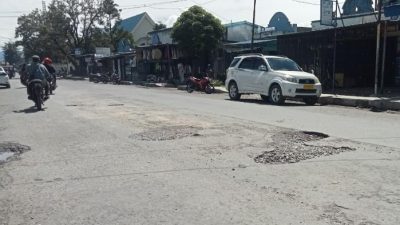 Keluhkan rusaknya sejumlah ruas jalan di pusat kota Wamena, warga minta pemda segera turun tangan
