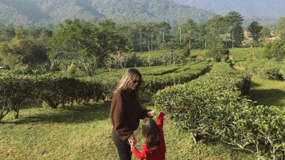 10 Foto Raisa Liburan Keluarga di Puncak, Bahagia!