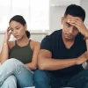7 Alasan Tekanan Sosial yang Membuat Orang Tetap dalam Hubungan Toxic, Menurut Psikologi