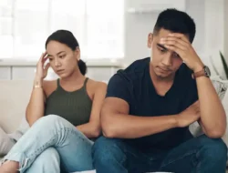 7 Alasan Tekanan Sosial yang Membuat Orang Tetap dalam Hubungan Toxic, Menurut Psikologi