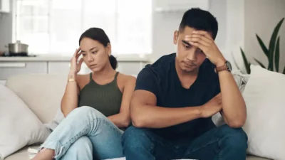 7 Alasan Tekanan Sosial yang Membuat Orang Tetap dalam Hubungan Toxic, Menurut Psikologi