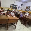 Puluhan Tahun Terjang Rob, Siswa SD Surabaya Berangkat Sekolah Digendong Orang Tua