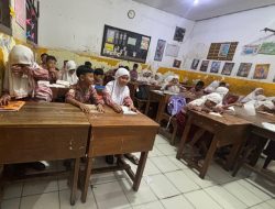 Puluhan Tahun Terjang Rob, Siswa SD Surabaya Berangkat Sekolah Digendong Orang Tua