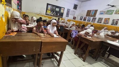 Puluhan Tahun Terjang Rob, Siswa SD Surabaya Berangkat Sekolah Digendong Orang Tua