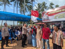 Sambut HUT RI ke 81, Polresta Barelang Bagikan Ratusan Bendera & Sembako di Sembulang