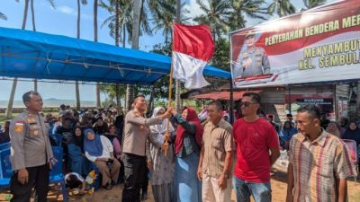 Polresta Barelang Bagikan Bendera