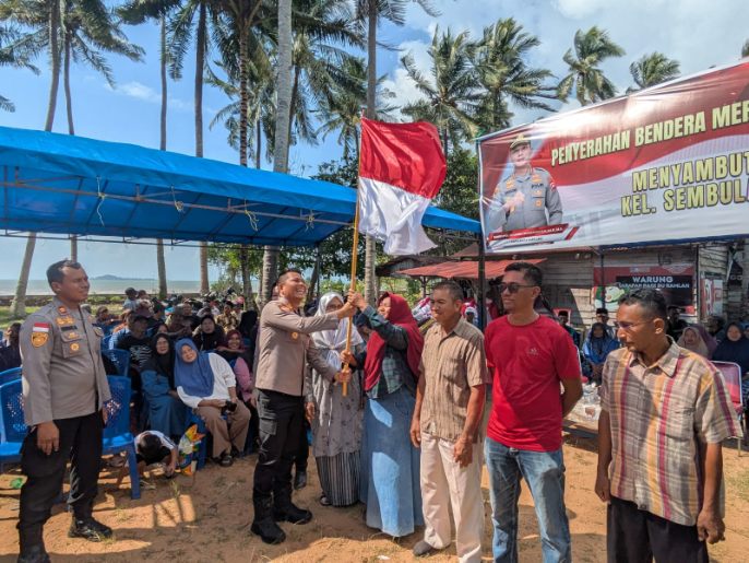 Polresta Barelang Bagikan Bendera