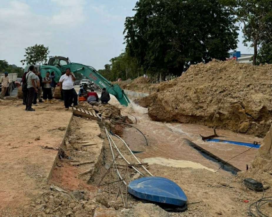 Pipa Air Mukakuning Bocor