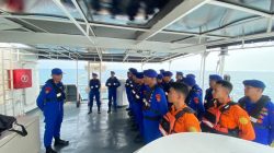 Tim sar cari 8 penumpang kapal arupadatu 1 Tim sar cari 8 penumpang kapal arupadatu 1