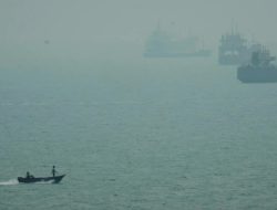 Kapal Kargo Iran Ditembak di Selat Hormuz, 1 Orang Tewas
